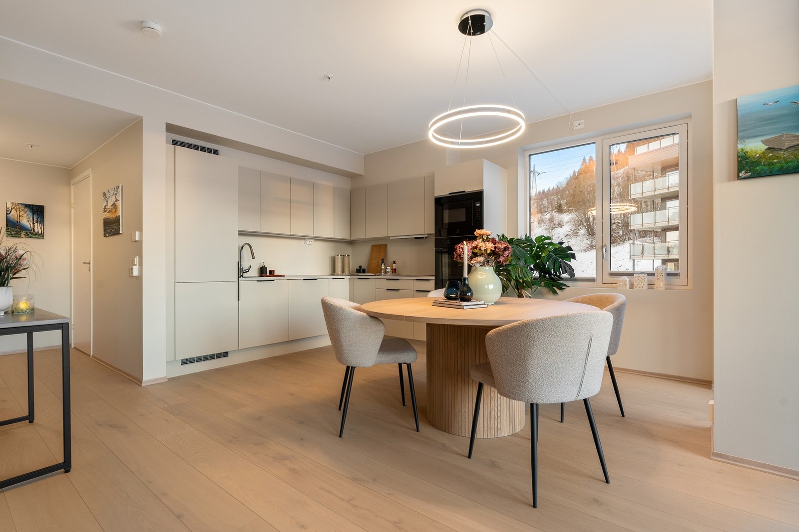Spisebordet finner sin naturlige plassering mellom stuen og kjøkkensonen. Galleribilde