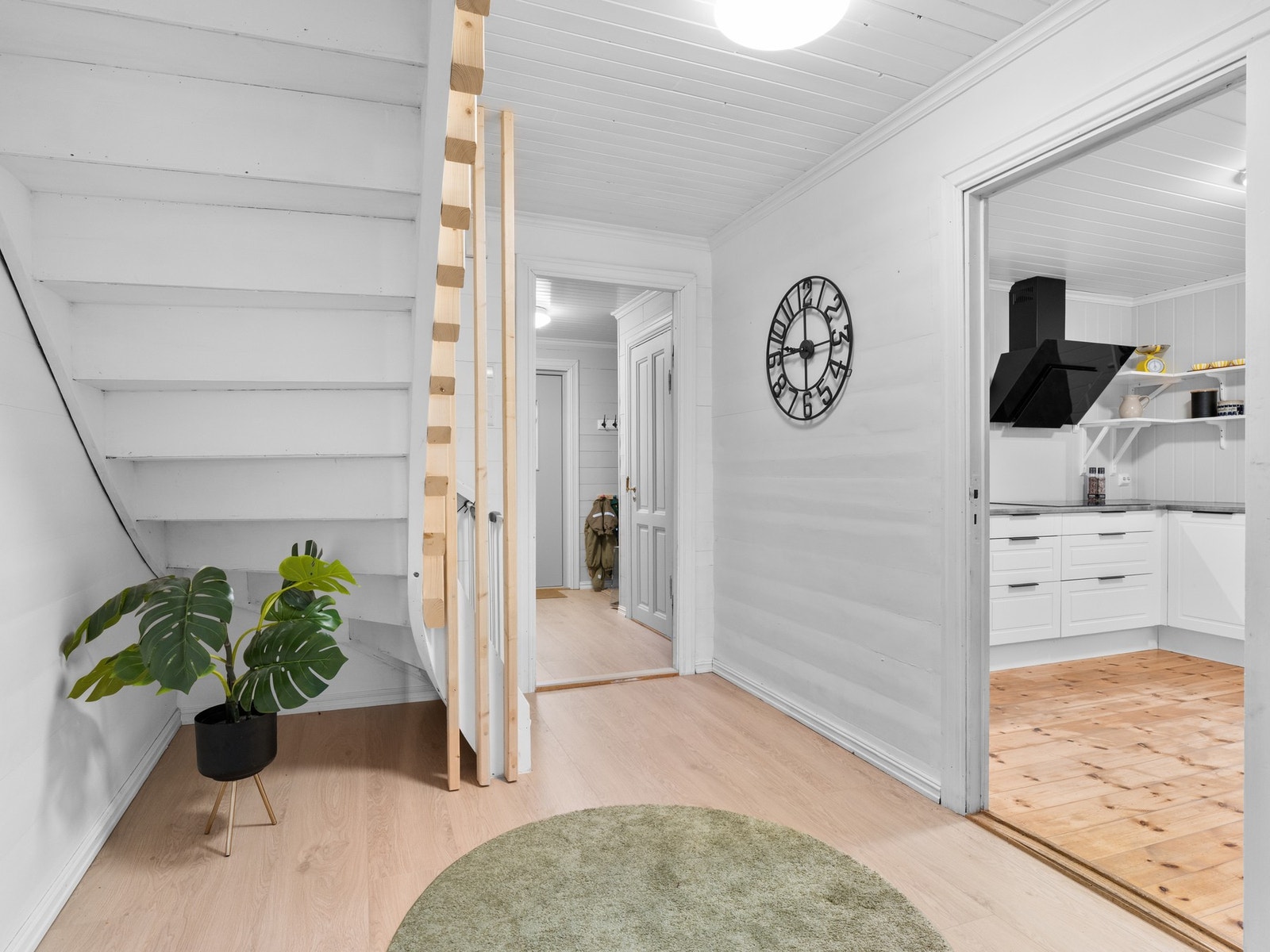 Entréen gir et godt førsteinntrykk med lyse overflater og en romslig utforming. Her er det plass til å henge fra seg yttertøy og sko. Galleribilde