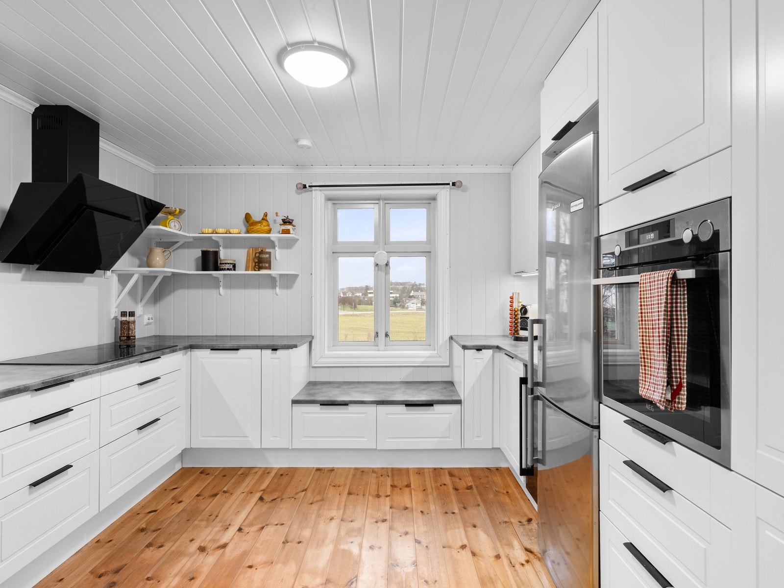 Kjøkkeninnredning med profilerte fronter og benkeplate i laminat. Galleribilde