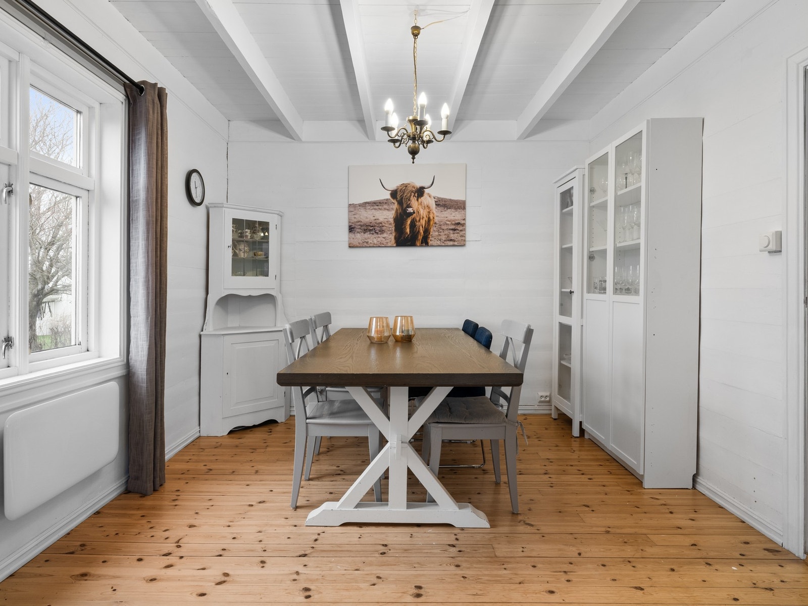 Dette gir en åpen og sosial planløsning, perfekt for samvær og middager i hyggelige omgivelser. Galleribilde