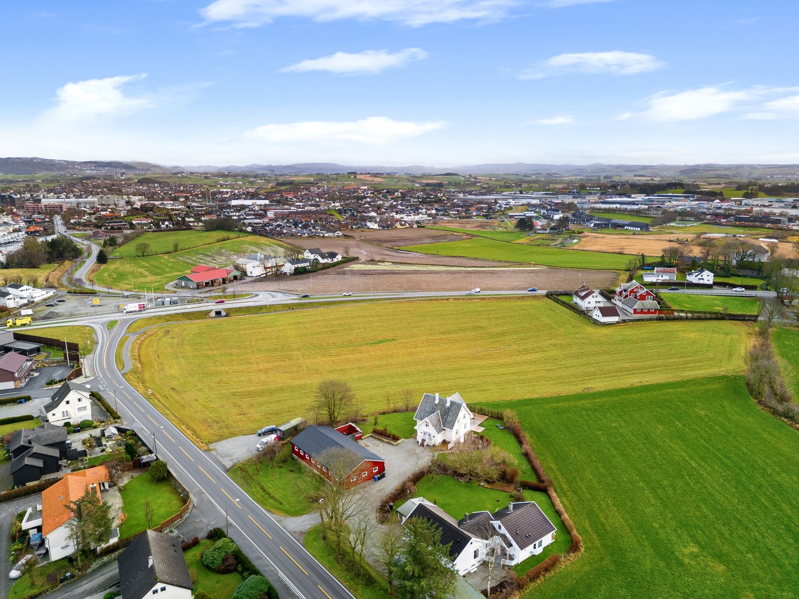 Ikke langt fra parken ligger også Garborgsenteret som er et nasjonalt formidlingssenter for forfatterskapene til Hulda og Arne Garborg. I underetasjen på senteret finner du Time bibliotek. Galleribilde