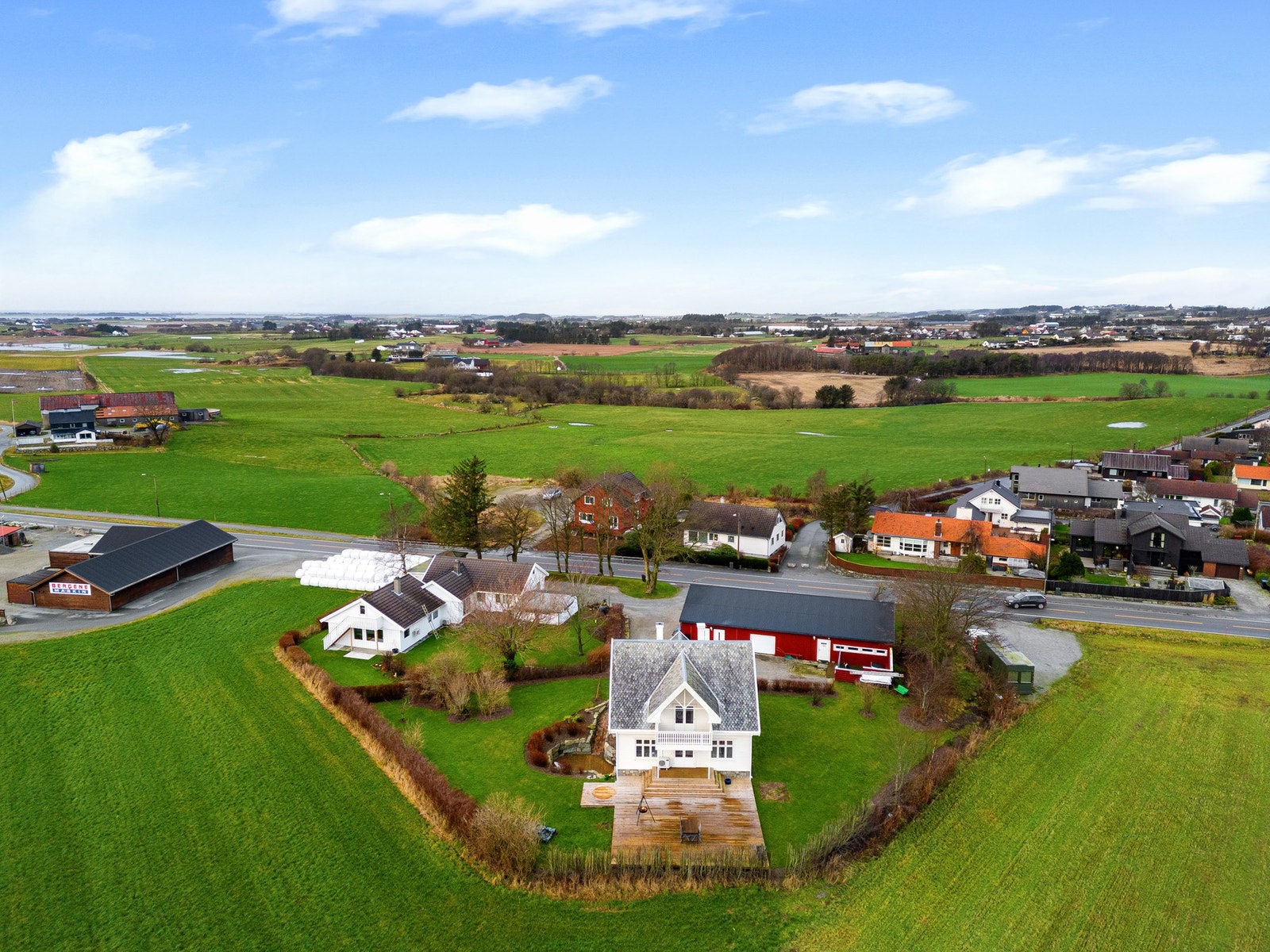 Grødelandsvegen 18 ligger kort unna Bryne sentrum, der hvor by møter land. Galleribilde