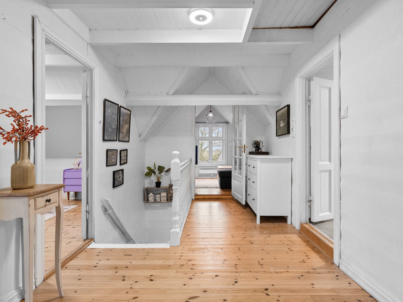 Boligen har et rom som i dag er innredet som loftstue, det gjøres oppmerksom på at dette rommet avviker fra tegninger fra kommunen. På tegninger fra kommunen er dette rommet beskrevet som arbeidsrom og kott. Galleribilde