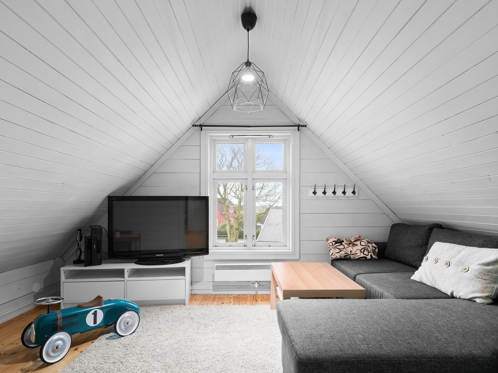 Loftstuen har god møbleringsfrihet med plass til sofa, tv-møblement og kontorløsning m.m. En ekstra luksus de fleste setter pris på. Her kan barna ha venner på besøk, game eller leke, eller trekke seg tilbake for tv-kos. Galleribilde