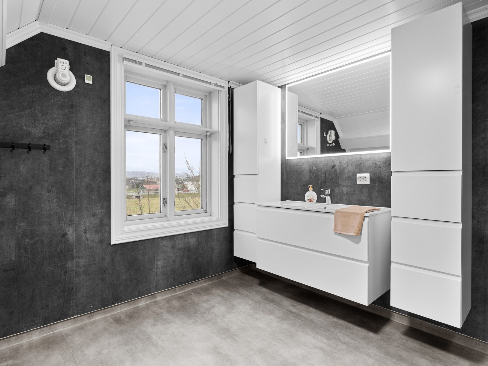 Boligen har et bad, vaskerom og separat toalettrom. Bad er plassert i boligens 2.etasje i tilknytning til soverommene. Galleribilde