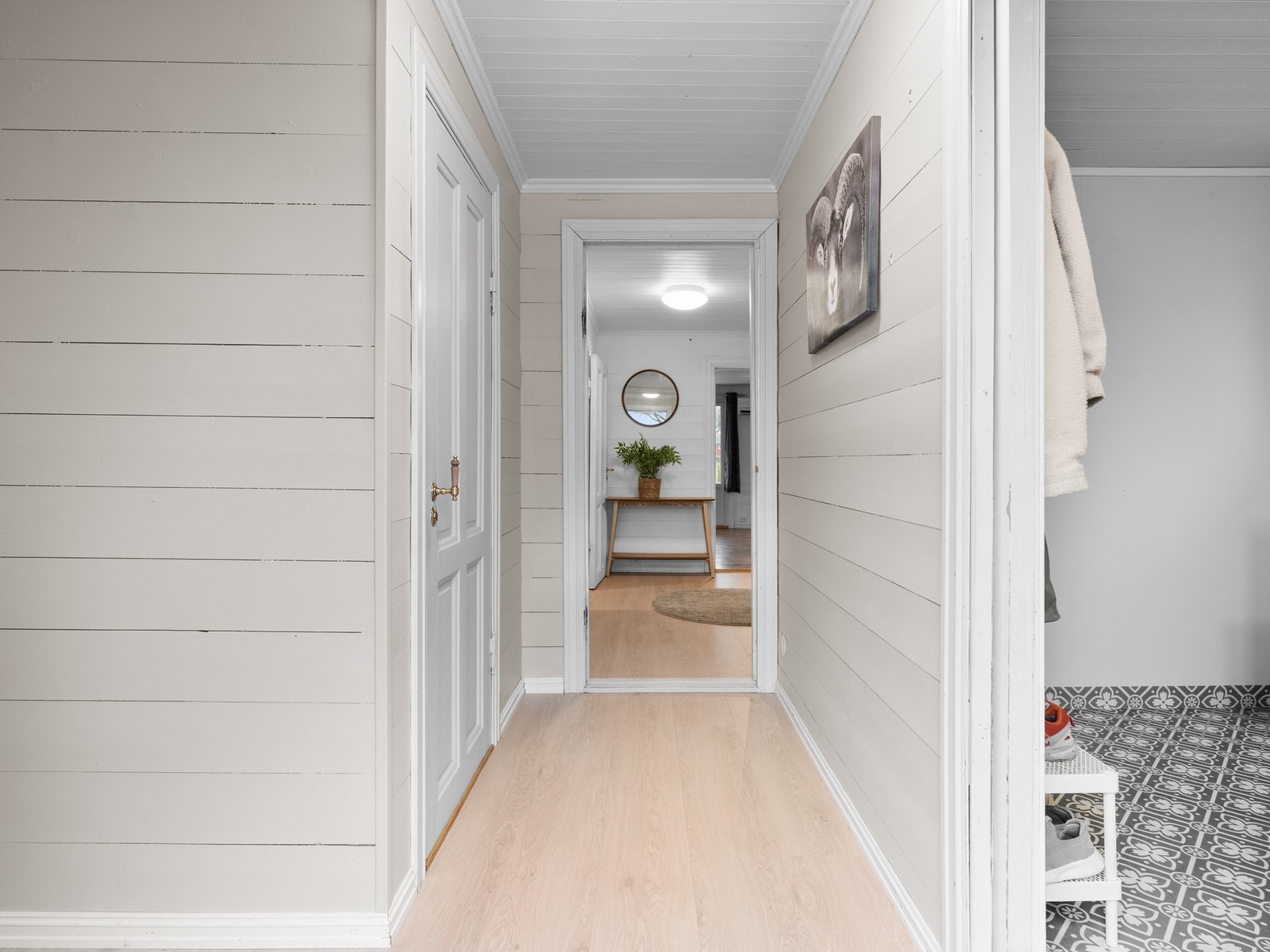 En innbydende velkomst til et hjem med gode løsninger. Galleribilde