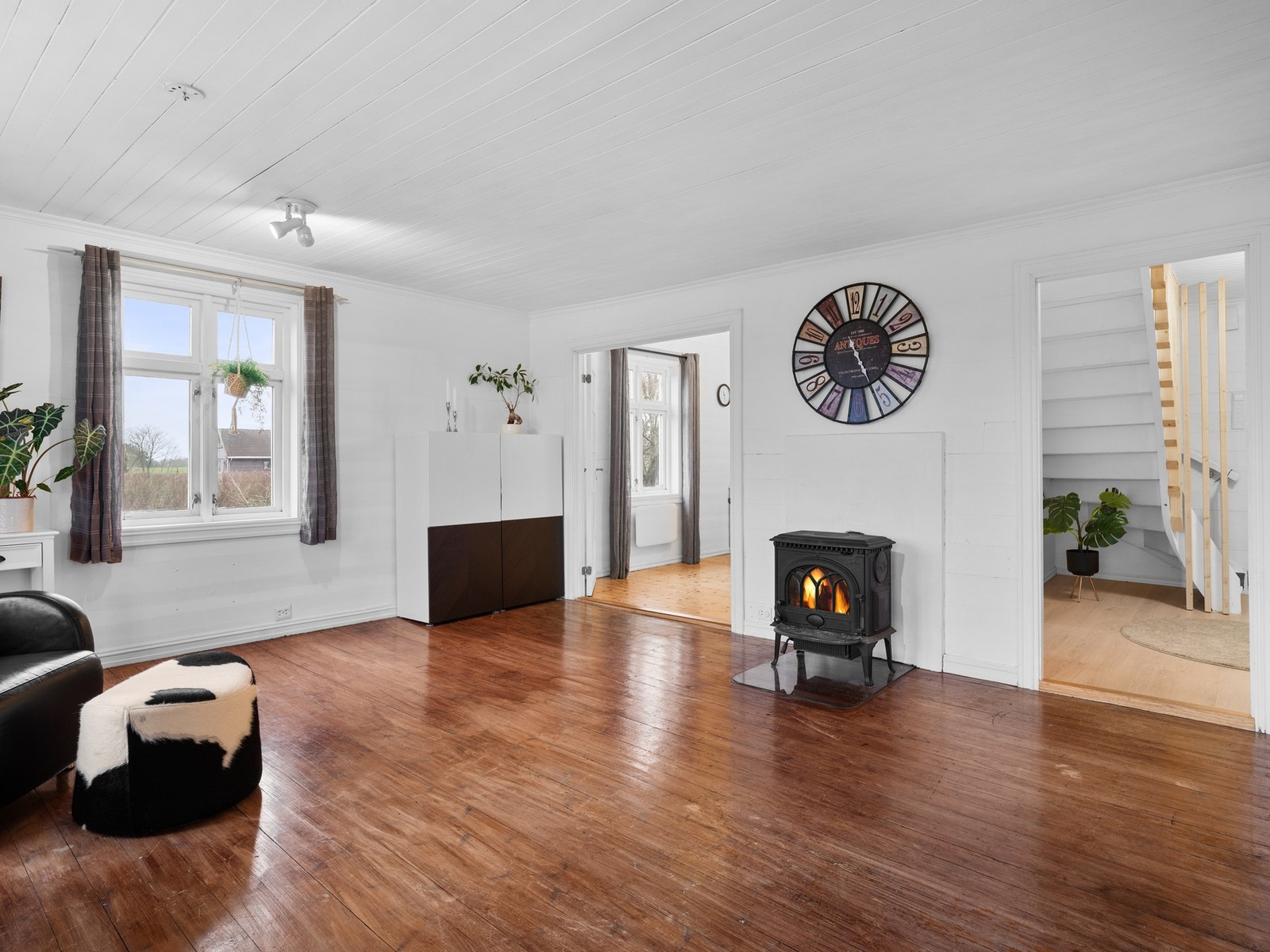 Stuen ligger delvis skjult med kjøkkenet, men skaper allikevel en naturlig forbindelse mellom oppholdsrommene. Galleribilde