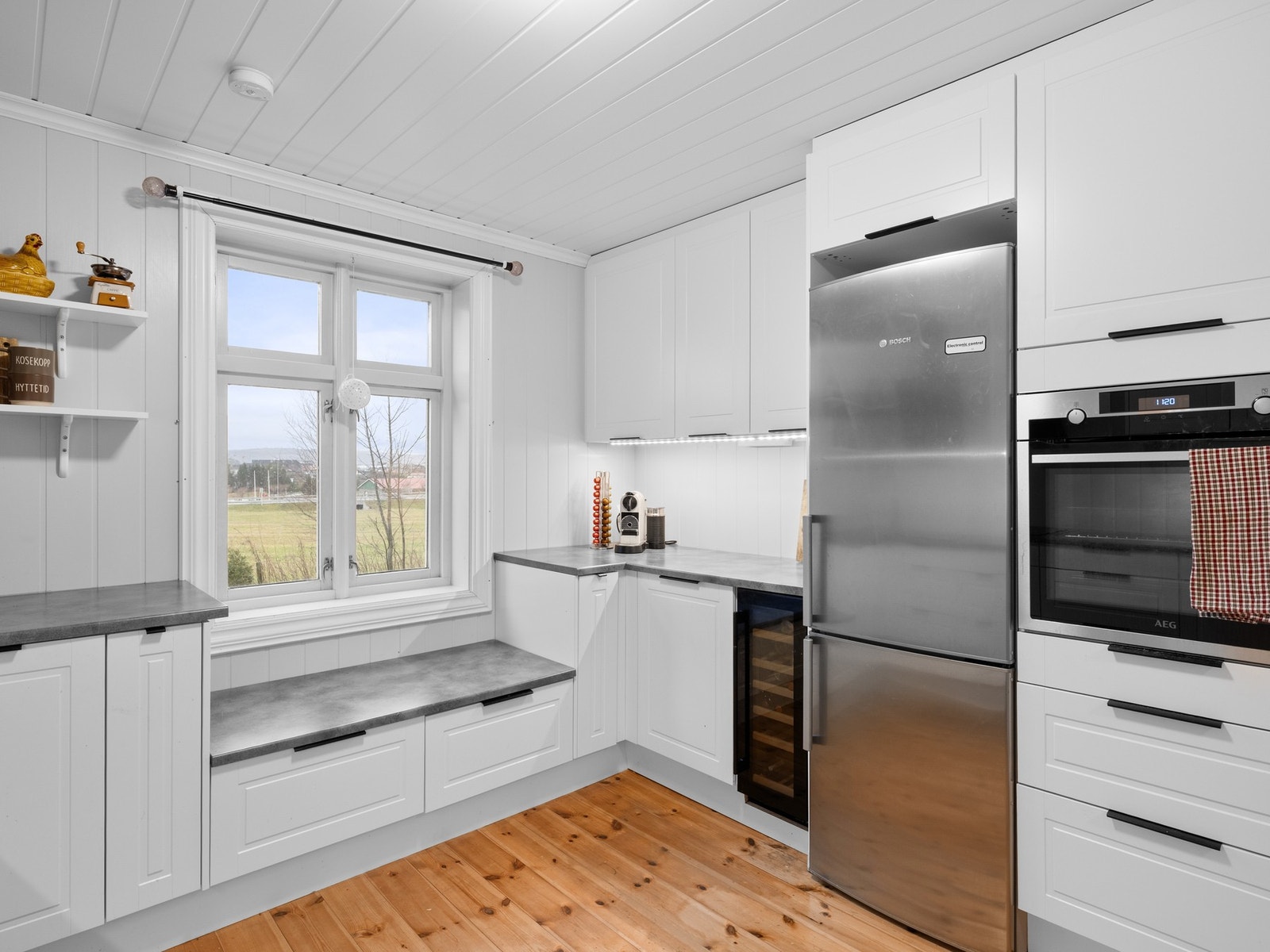 Kjøkkenet er oppgradert med ny innredning og benkeplate i 2021. Galleribilde