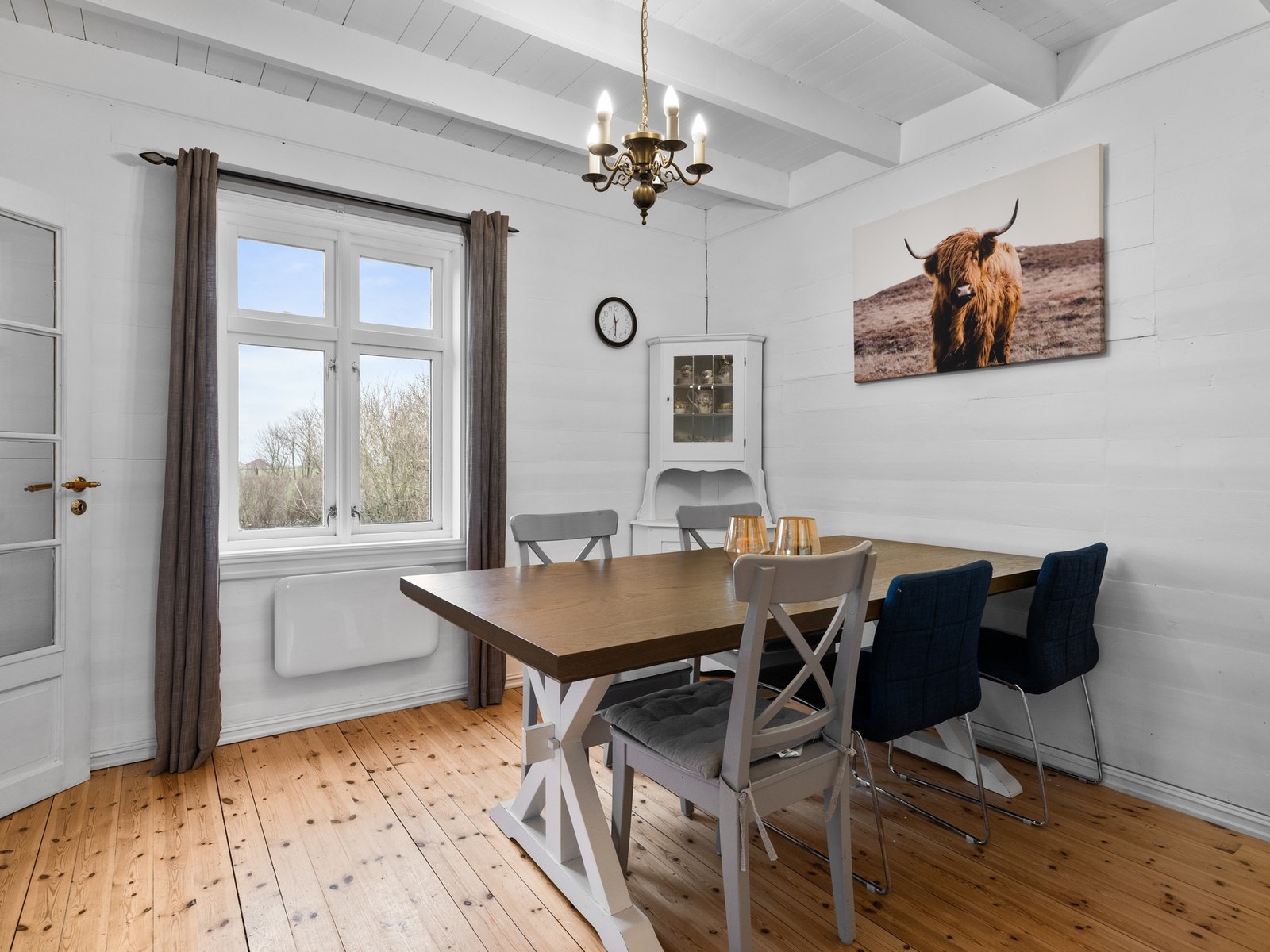 Rommet passer bra til både sosiale sammenkomster og rolige stunder. Galleribilde