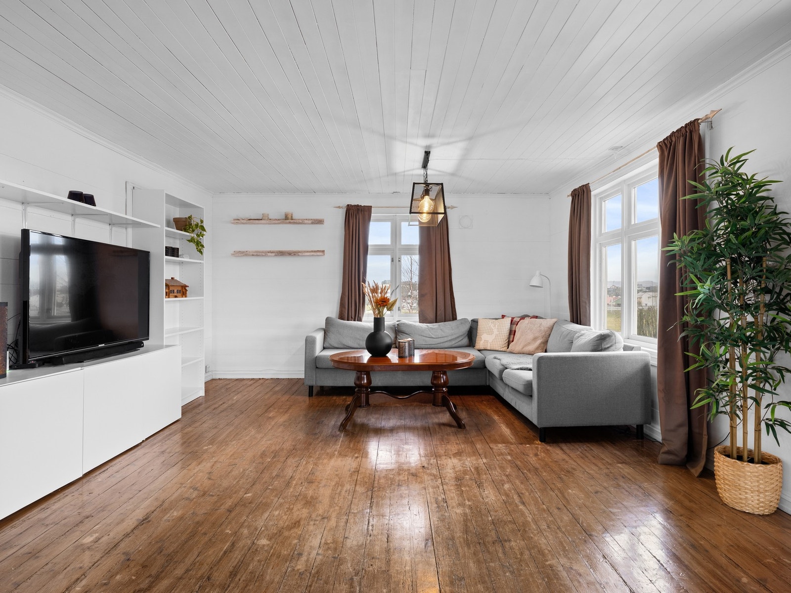 Stuen har en åpen og innbydende atmosfære, hvor store vindusflater slipper inn rikelig med naturlig lys. Galleribilde