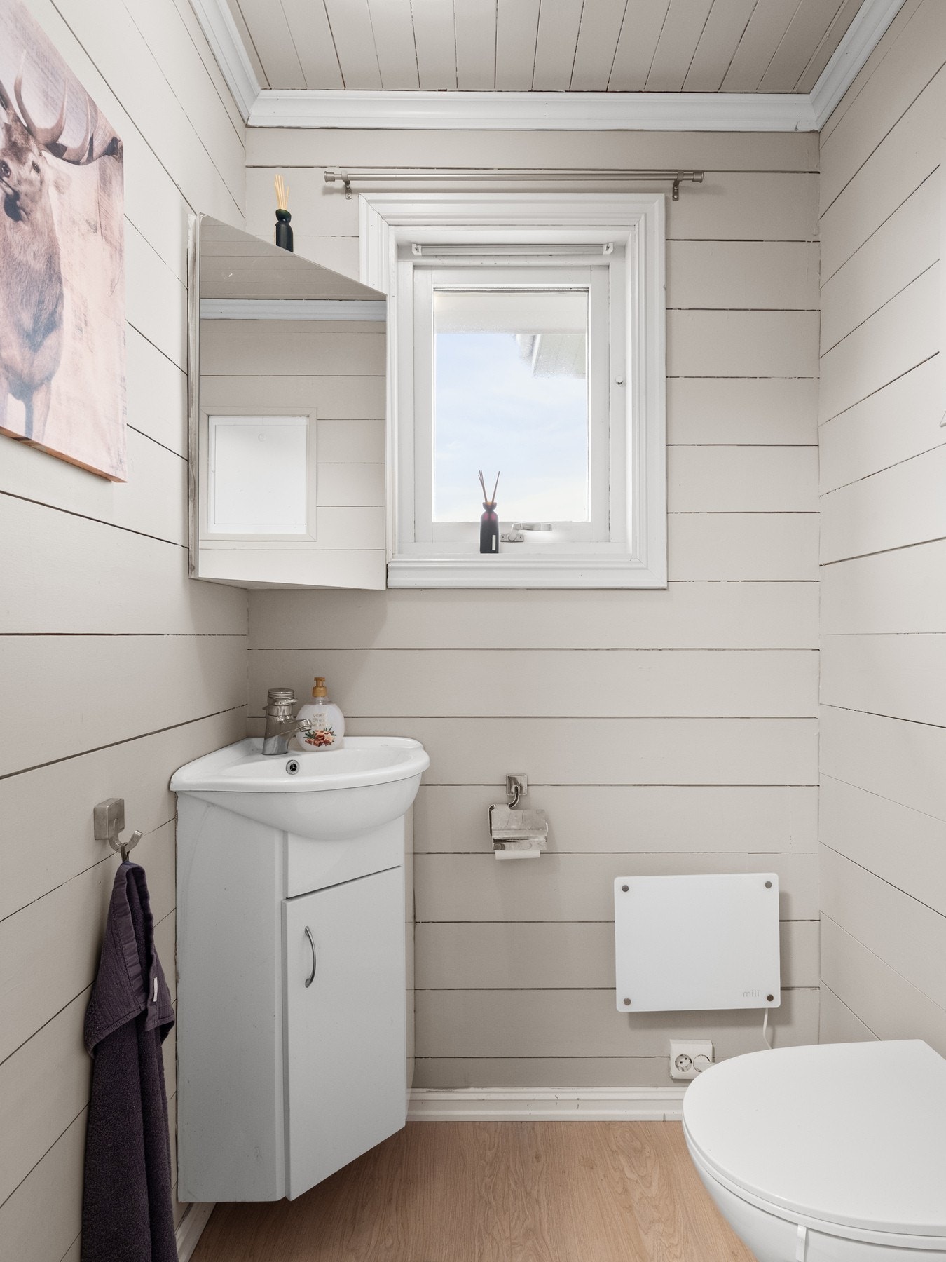 Praktisk plassert gjestetoalett like ved gjør ankomsten ekstra bekvem for både beboere og besøkende. Galleribilde