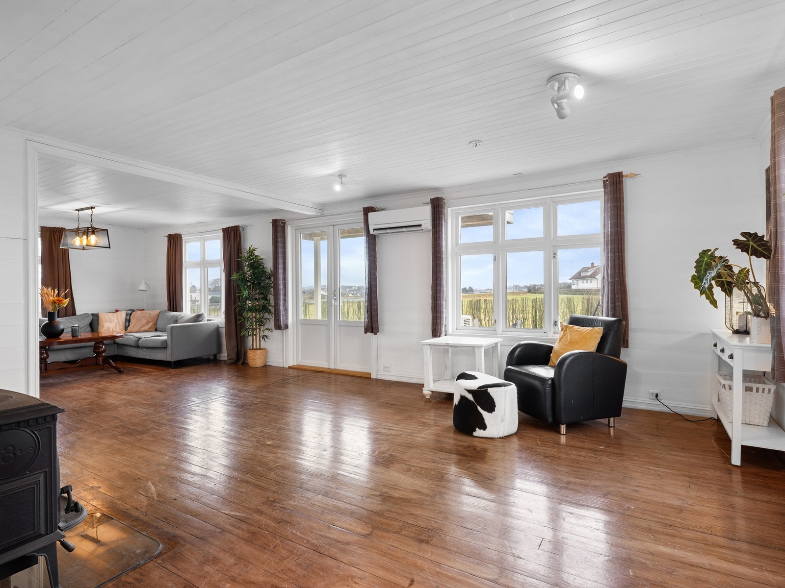 Rommet har god plass til sofagruppe, diverse møblement og tv-seksjon. Galleribilde