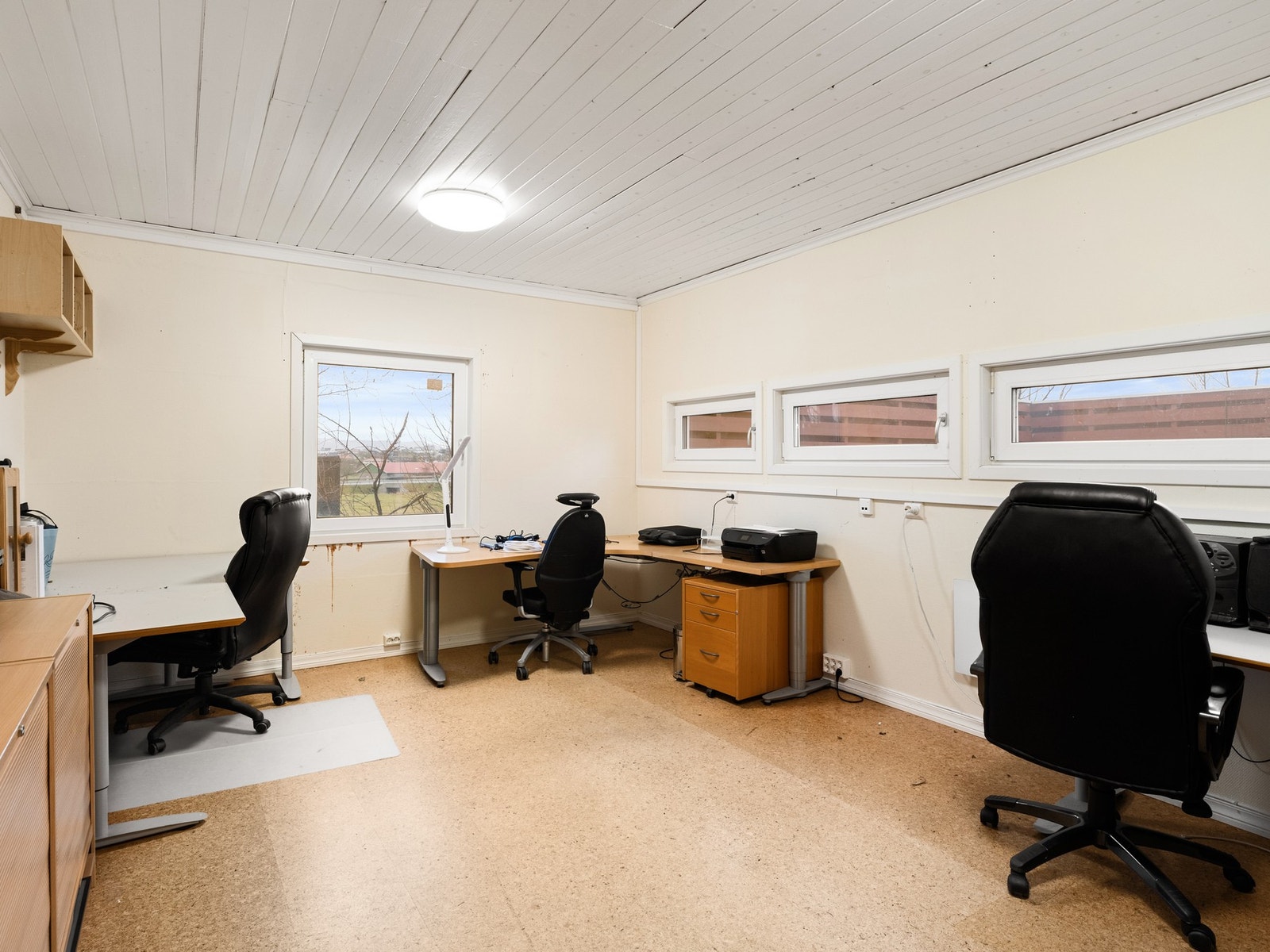 Driftsbygningen er delt opp i to deler, ene delen er innredet som garasje med boder og den andre delen er innredet med boder og kontor. Galleribilde