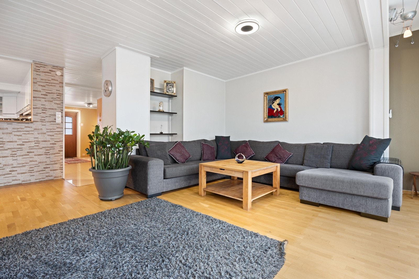 Stuen i 1.etasje er lys og romslig Galleribilde