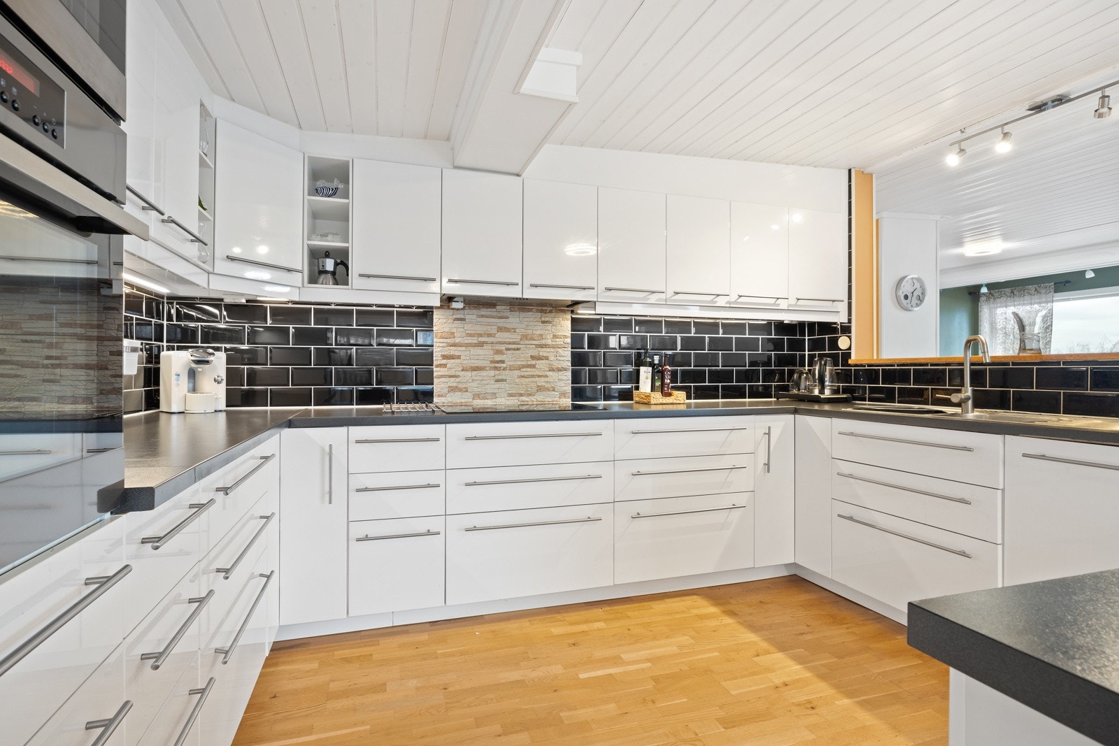 Stort og familievennlig kjøkken med masse skap- og benkeplass Galleribilde