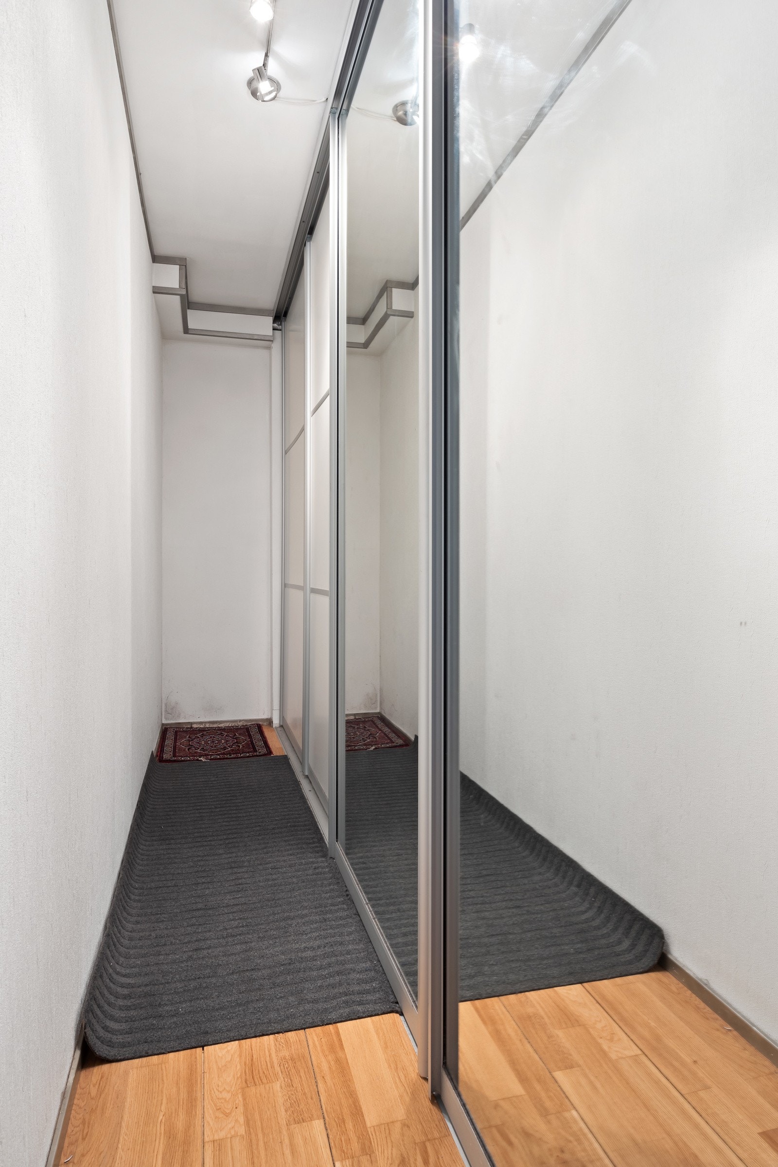 Bod/garderobe i kjellerstue Galleribilde