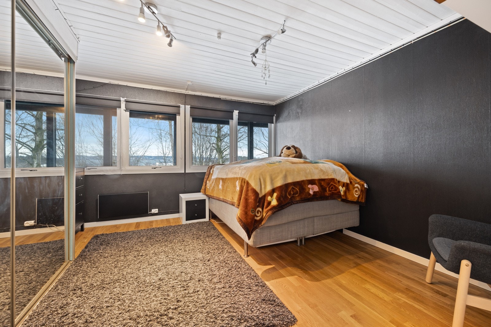 Hovedsoverommet er stort og luftig. Praktisk skyvedørsgarderobe Galleribilde