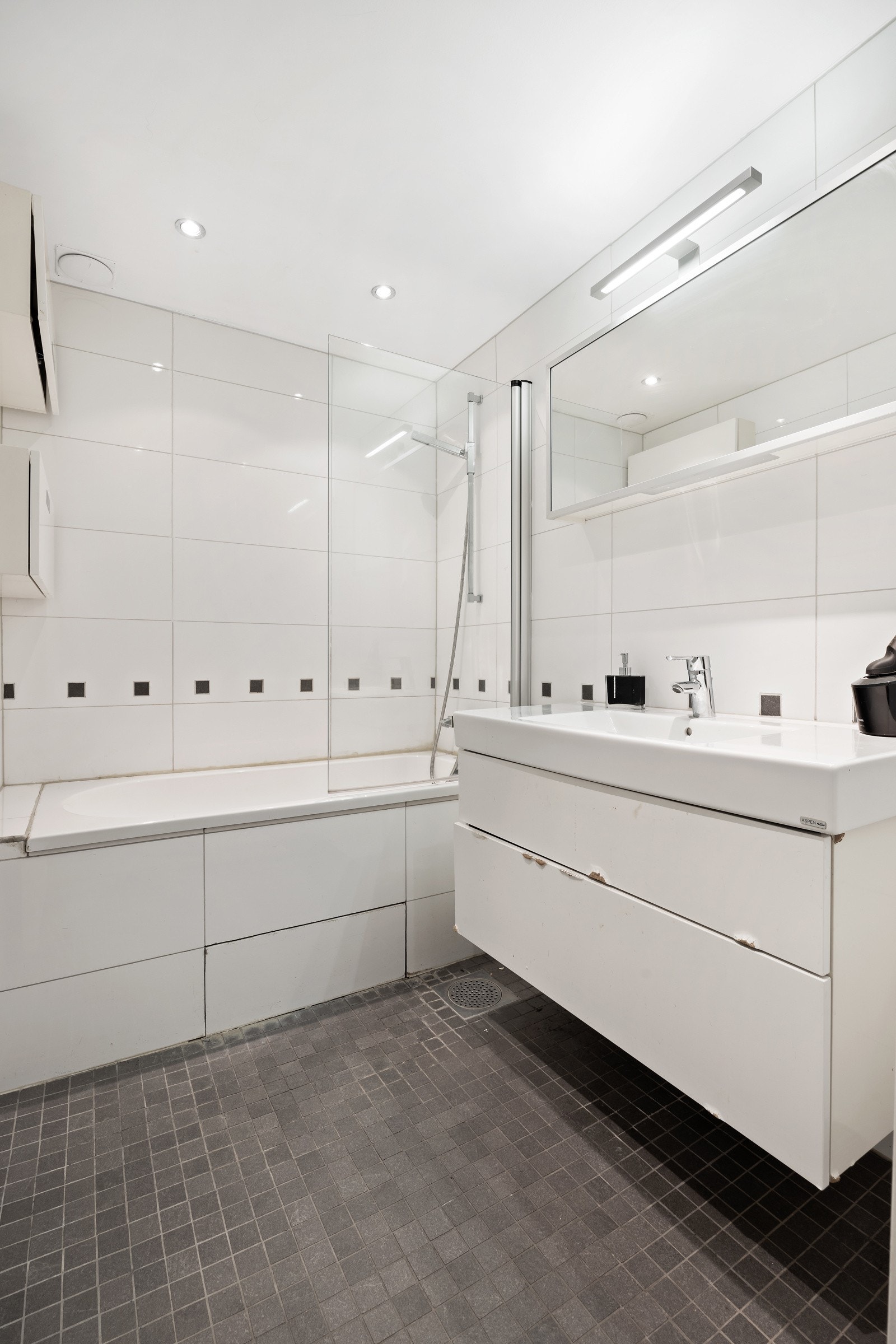 Bad underetasje med badekar Galleribilde