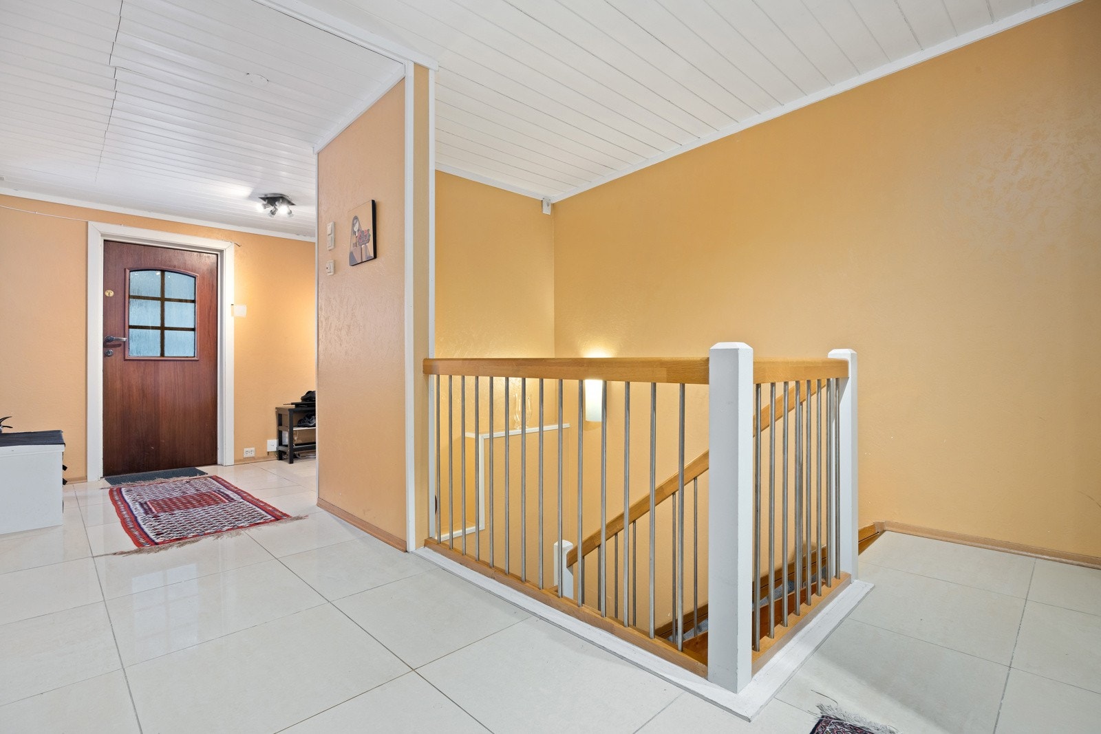 Stor flislagt gang/hall med varme i gulvet samt garderobeplass Galleribilde