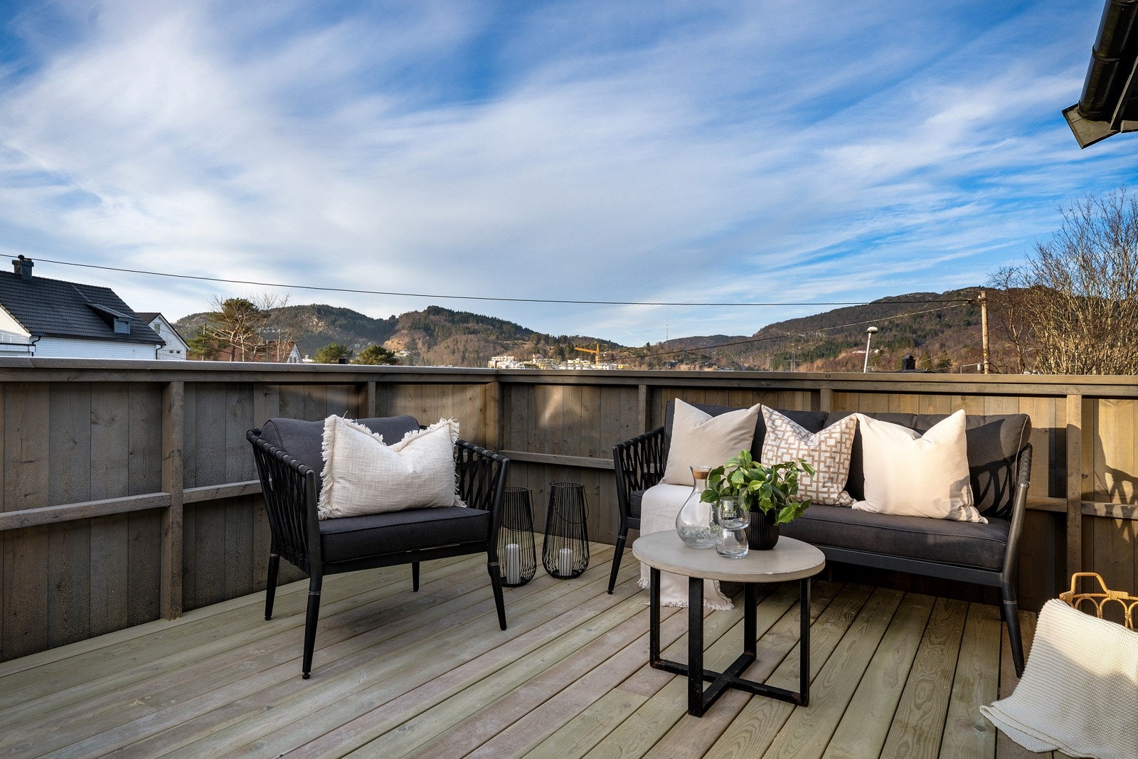 - Flott enderekkehus over to plan i attraktive Storåsen, med familievennlig planløsning og gode uteplasser - Galleribilde