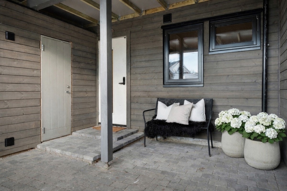 - Sportsbod ved inngangspartiet gir ekstra lagringsplass - Galleribilde