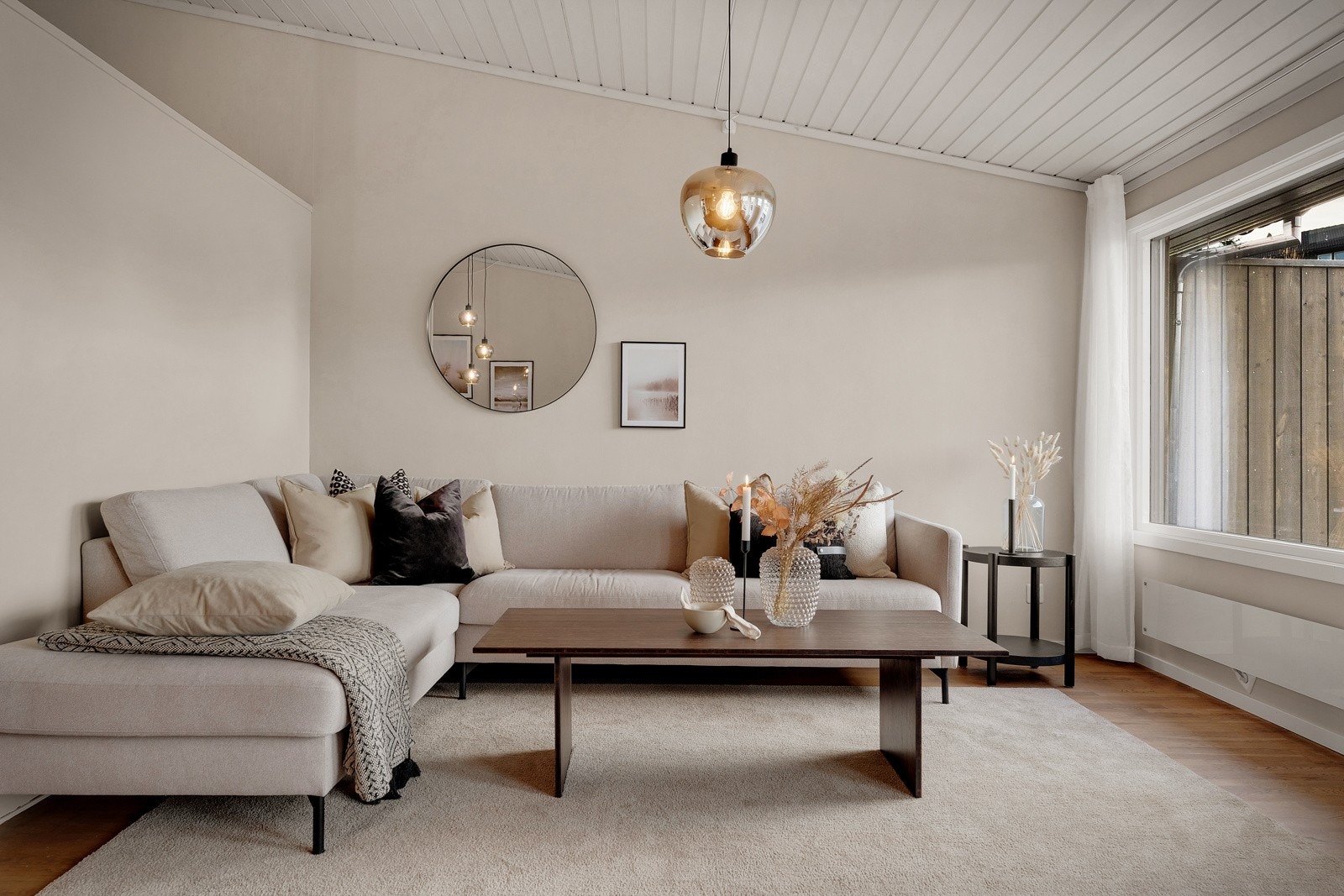 - Boligen fremstår som lys og innbydende med pene, lyse overflater og store vindusflater som gir rikelig med naturlig lys - Galleribilde