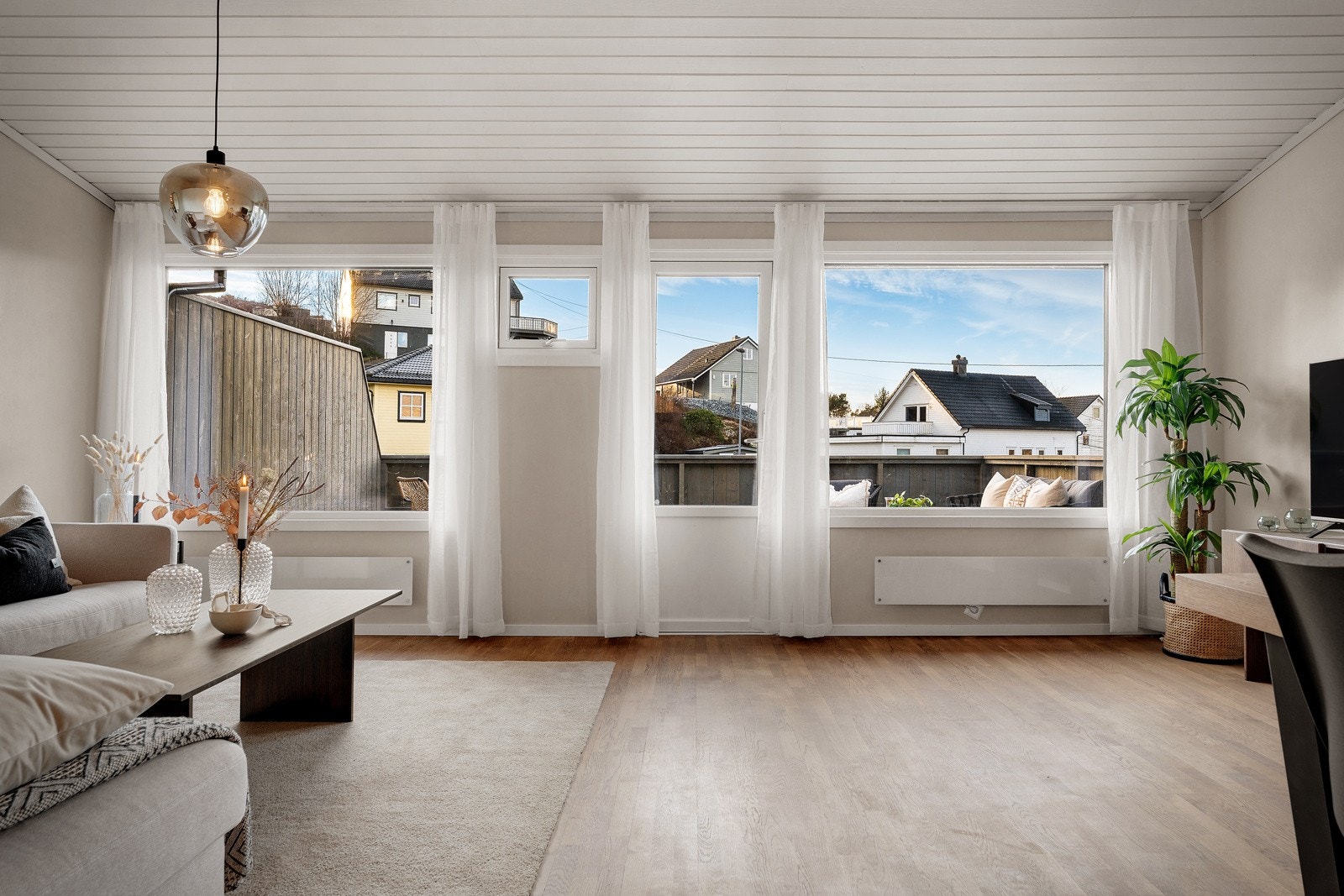 - Fra stuen i 2. etasje er det utgang til en stor og solrik terrasse på ca. 22 m² - Galleribilde