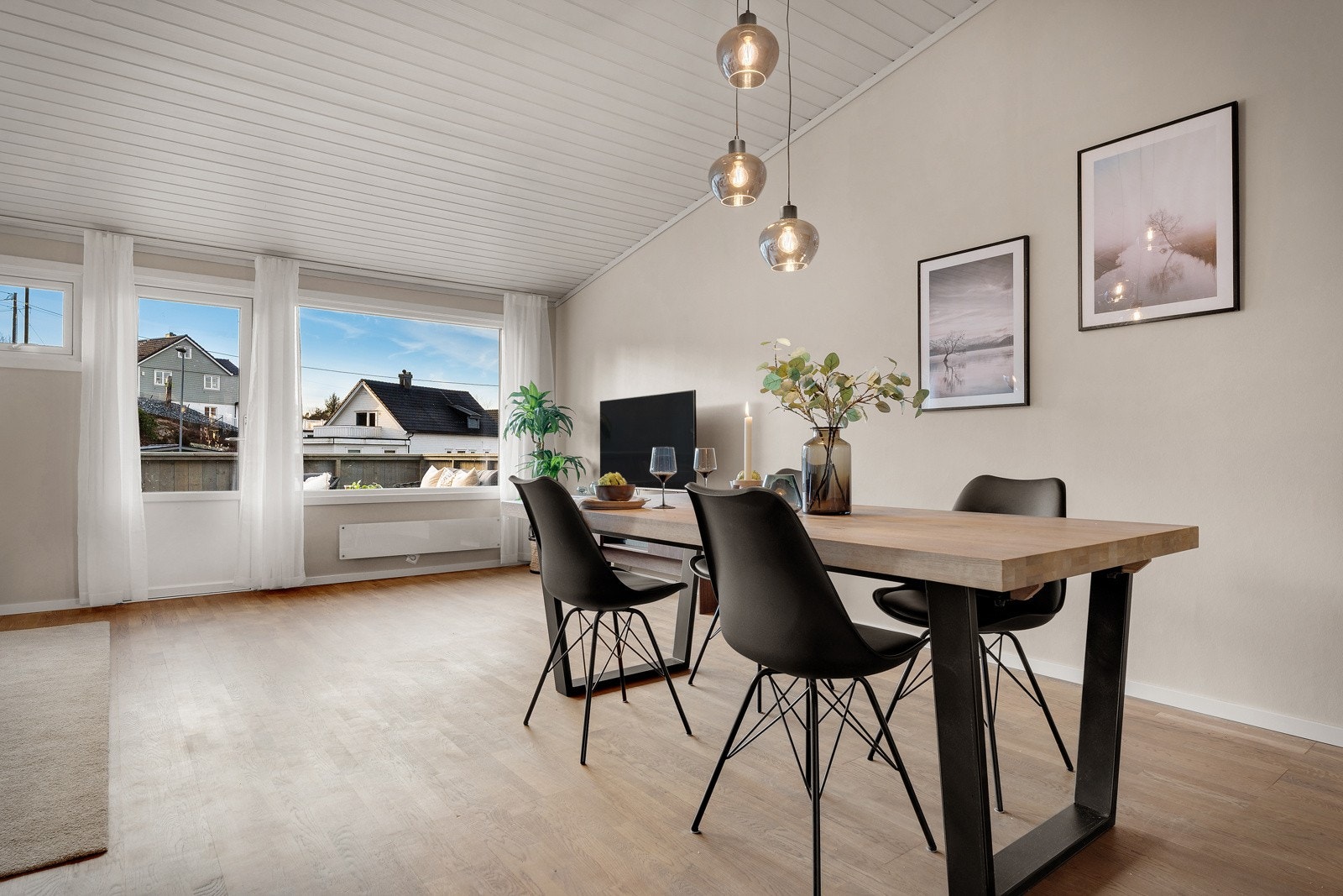 - Kommunale avgifter, eiendomsskatt, tv, internett, renter og avdrag fellesgjeld, byggforsikring ++ er inkl. i felleskostnadene - Galleribilde