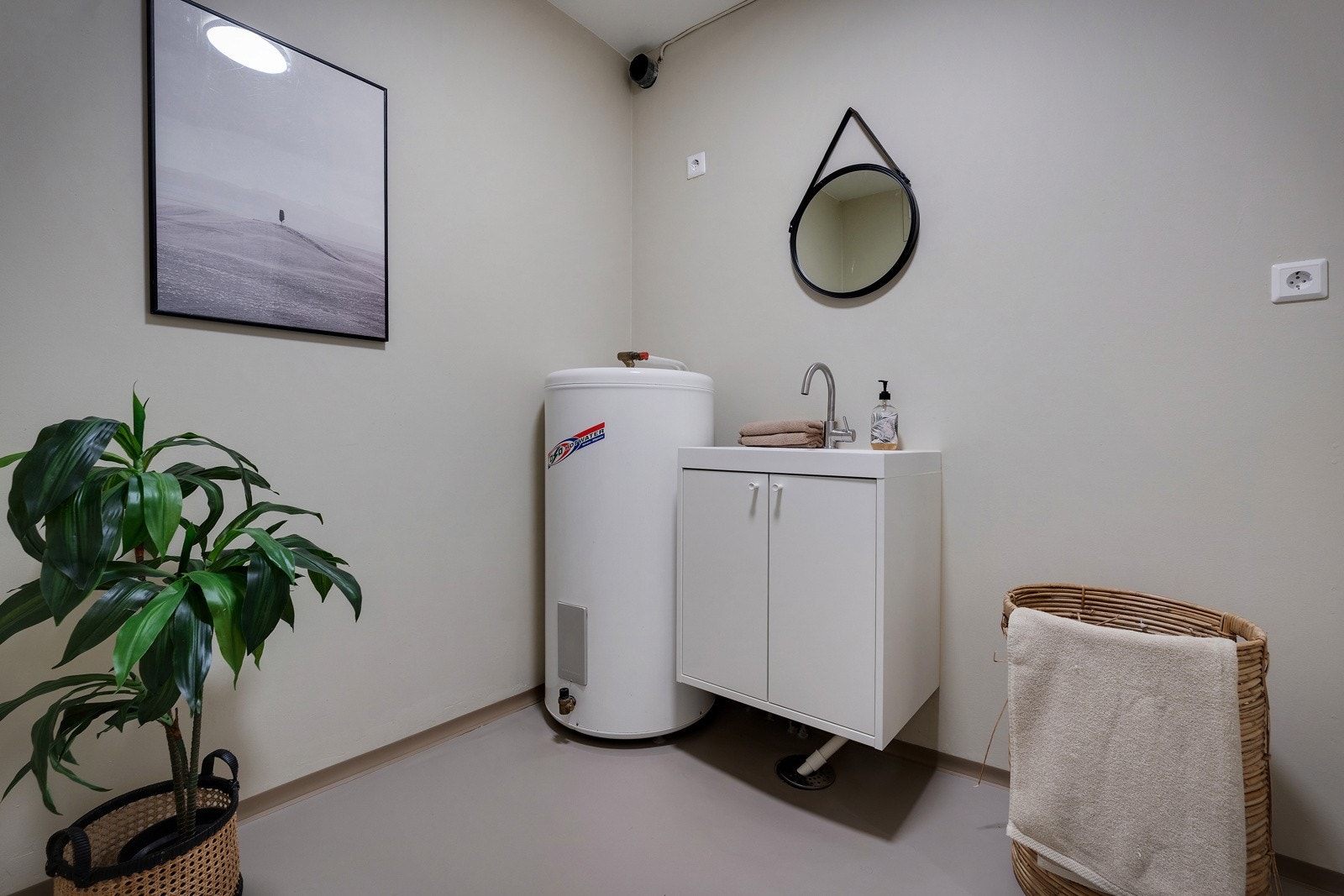 - Fra entreen er det direkte tilknytning til eget vaskerom med praktisk oppbevaringsplass - Galleribilde