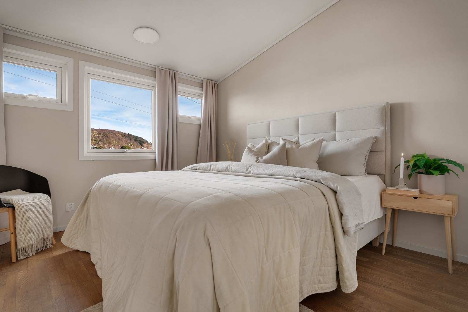 - Soverommet i 2.etasje fremstår som romslig med god plass til garderobeløsning - Galleribilde