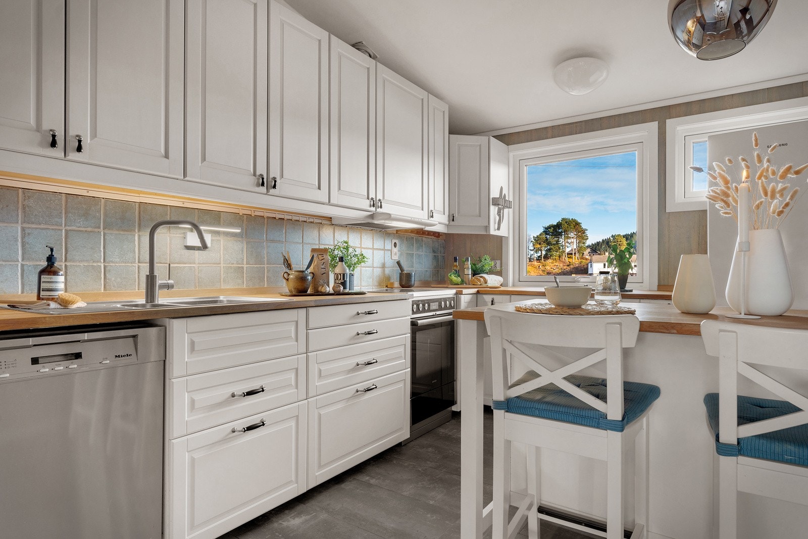 - Kjøkkenet ligger i tilknytning til stuen og oppleves lyst og praktisk, med godt med skap- og benkeplass Galleribilde