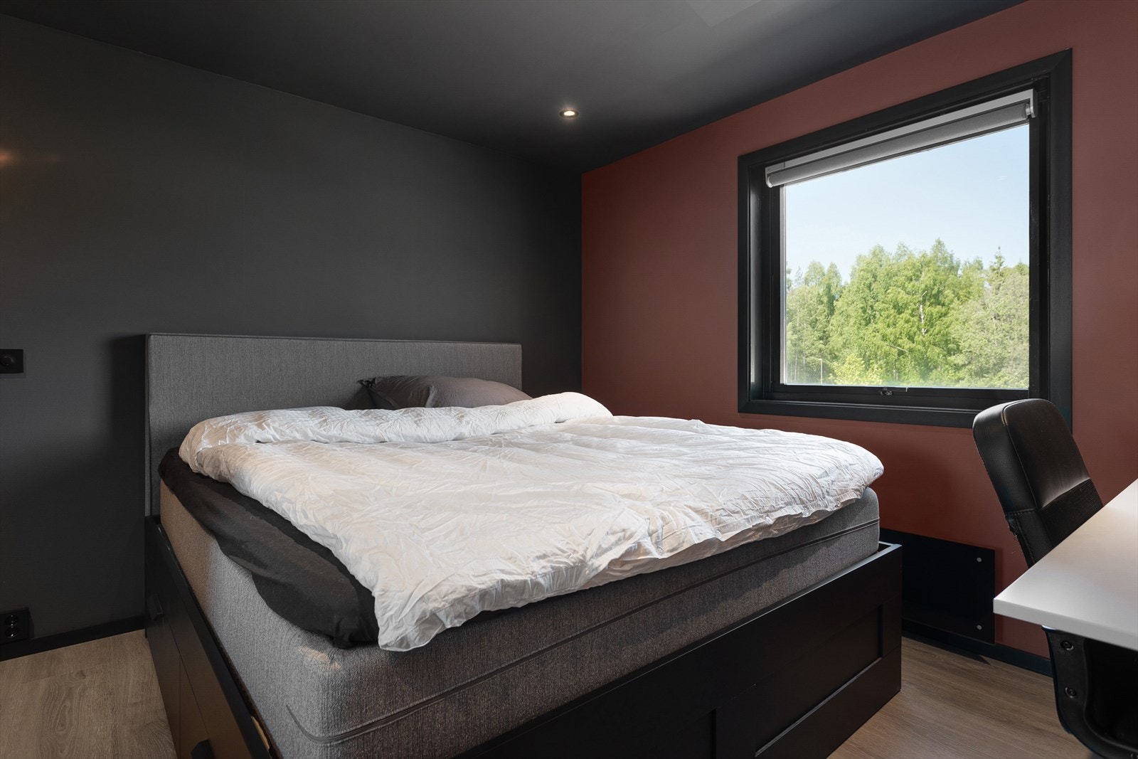 Leiligheten har ett romslig soverom, med skyvedørsgarderobe. Galleribilde