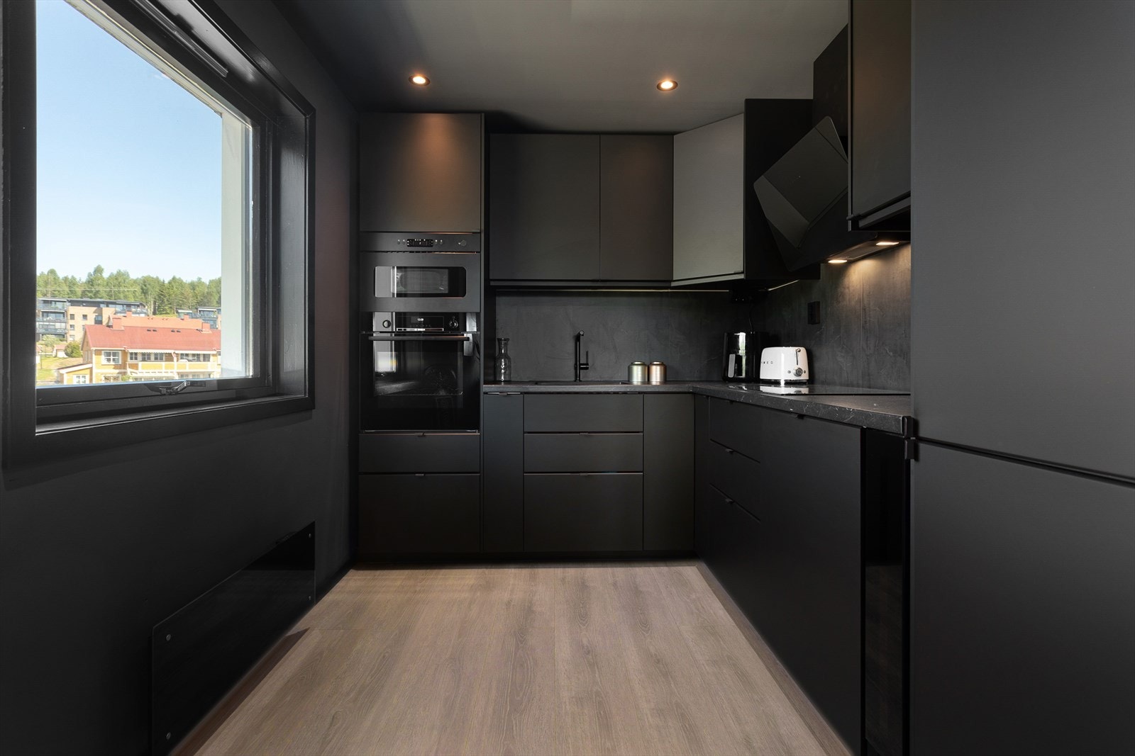 Godt med skap- og benkeplass på kjøkkenet. Galleribilde