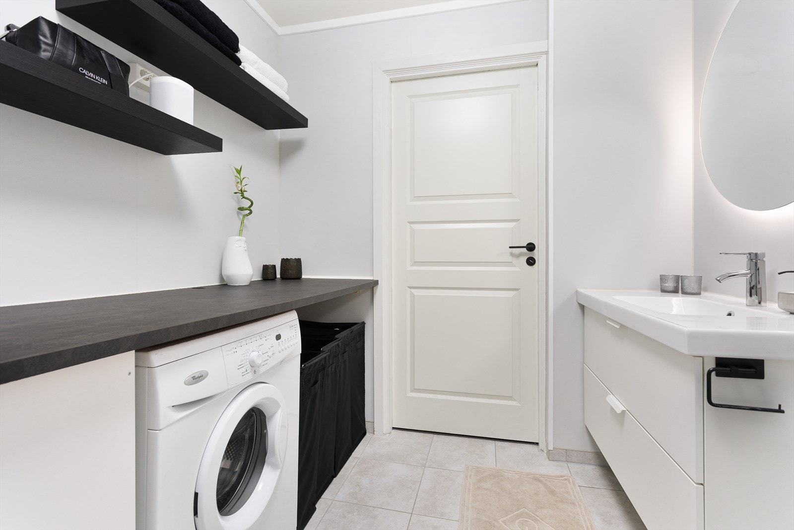 Opplegg for vaskemaskin på badet. Galleribilde