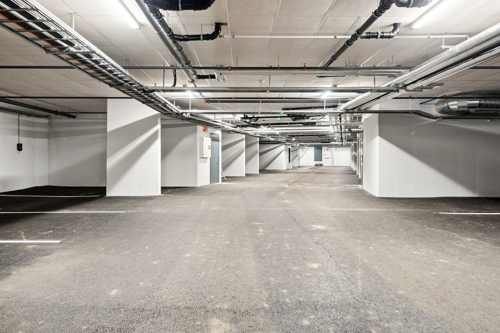 Det medfølger 1 parkeringsplass i parkeringskjeller med montert ladeboks for El-bil. Etter avtale med utbygger medføIger det en ekstra utendørs p-plass på felles parkering for begge bygg øst for planlagt bygg B. Galleribilde