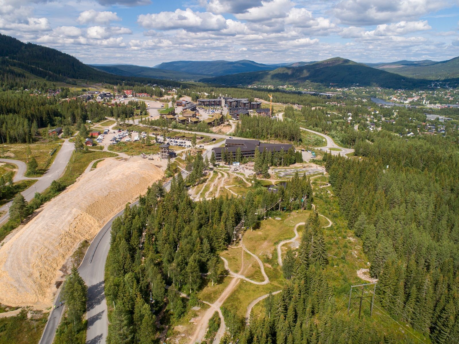 Klatreparken Høyt & Lavt ligger sentralt på Trysil Turistsenter. Om sommeren skjer mye av klatringen på tvers av sykkelløypene. Galleribilde