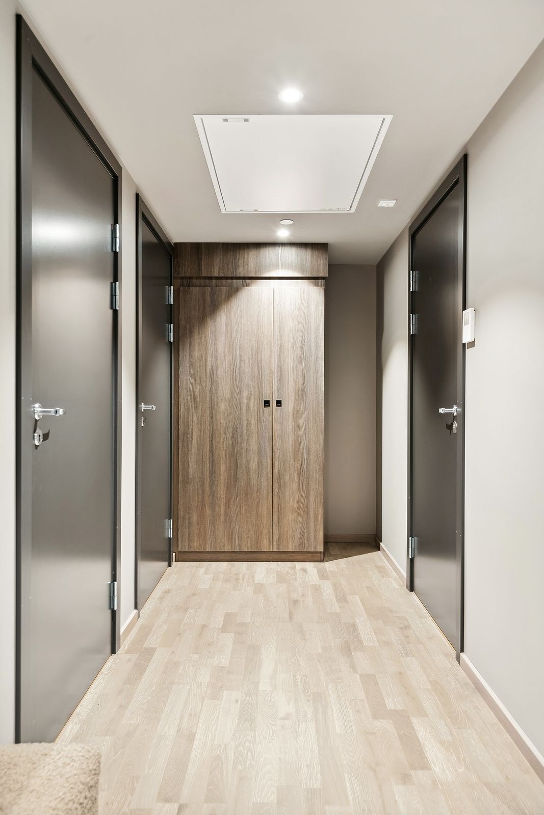 Gangen leder videre inn til baderom og soverom 1 og soverom 2. Det er montert garderobeskap i enden av gangen. Galleribilde