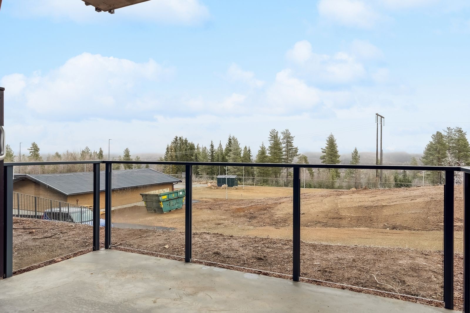 Balkongen ligger østvendt og er på ca. 7 kvm. Balkongdekker i betong med grovpusset sklisikker overflate. Galleribilde