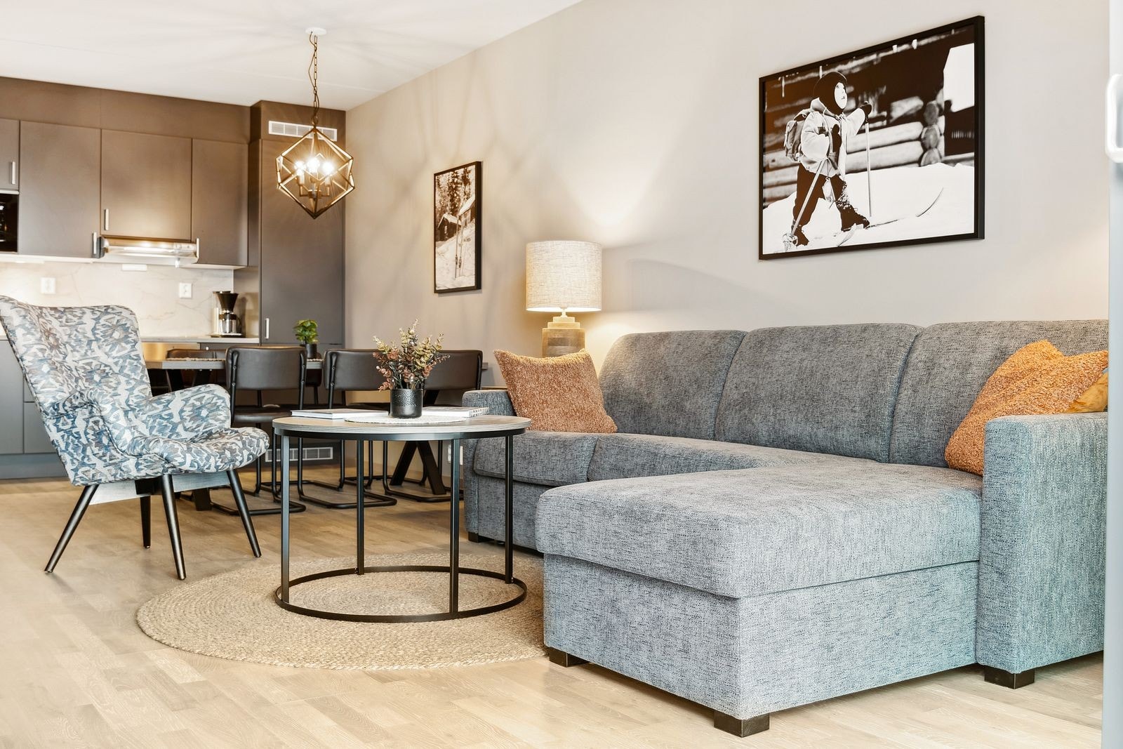 Alle møbler og interiør som vist medfølger leiligheten. Galleribilde