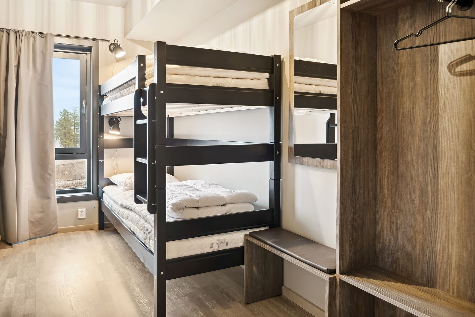 Soverom nr. 2 er innredet med køyeseng og enkelt garderobemøblement. Galleribilde