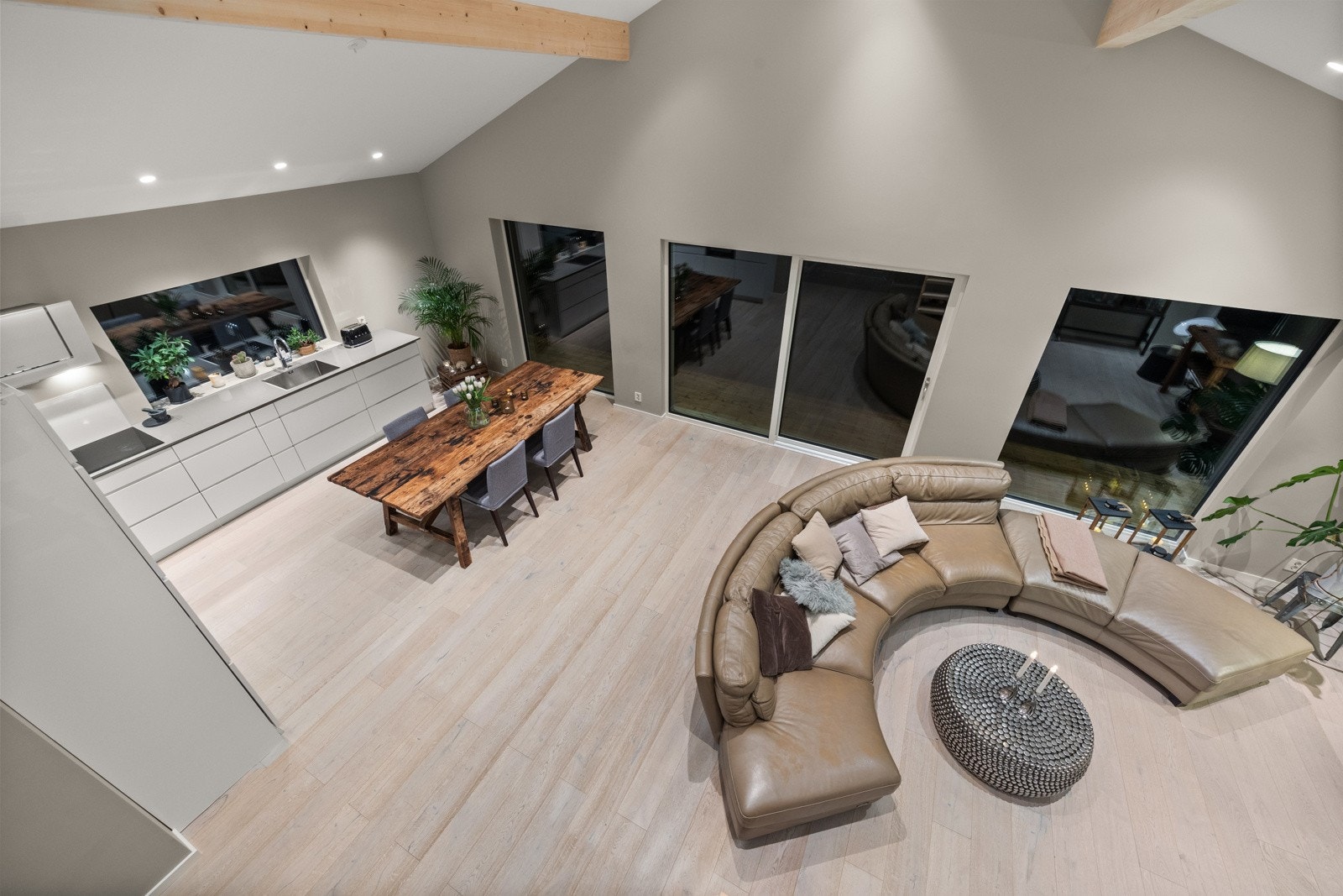 Stue og kjøkken sett fra loftetasjen. Galleribilde