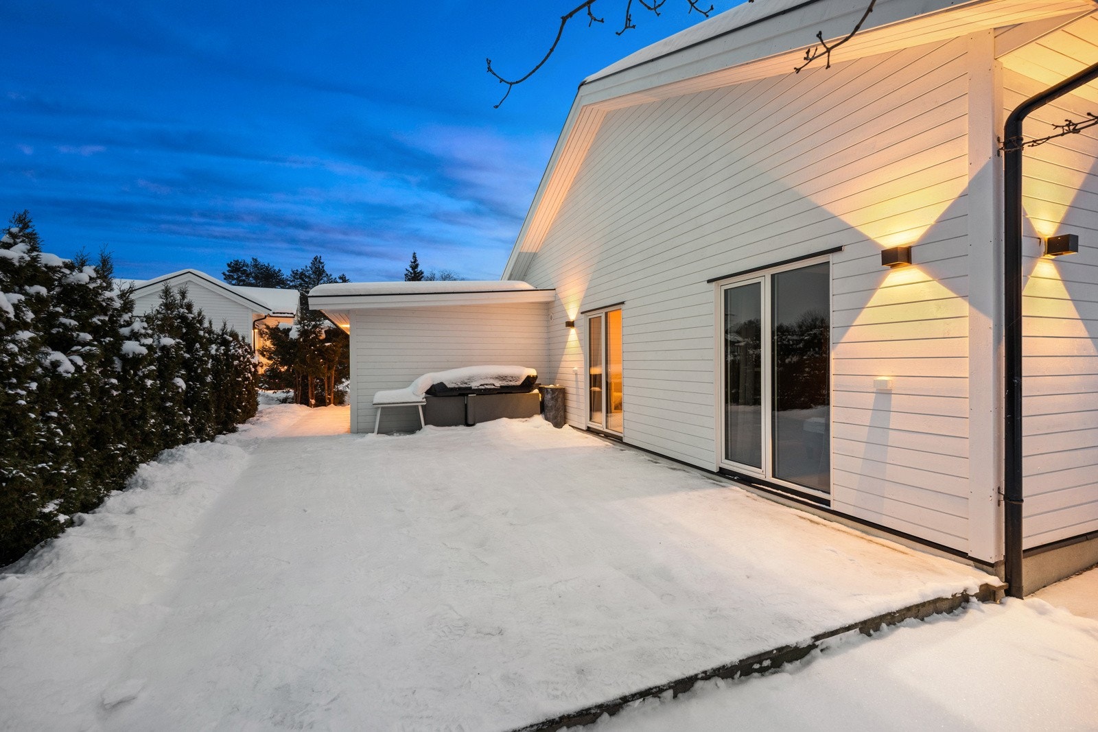 Det er også terrasse på baksiden av huset med skjermende hekk. Galleribilde