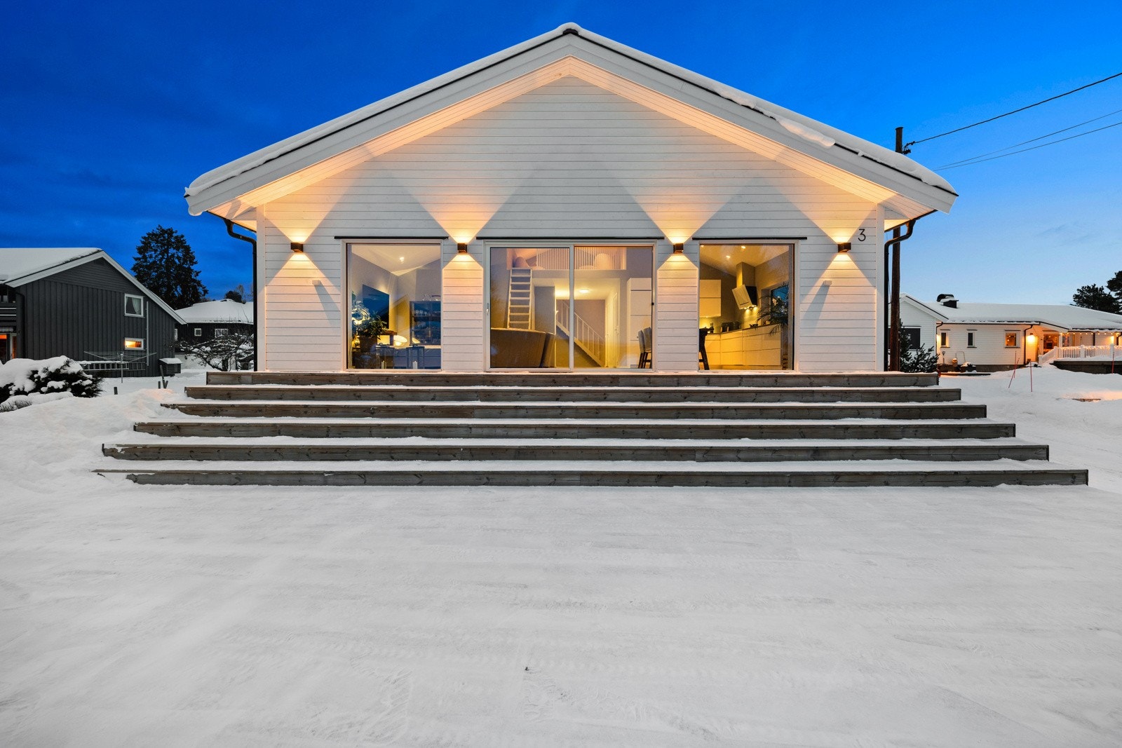 Sydvestvendt terrasse på fremsiden av huset. Galleribilde