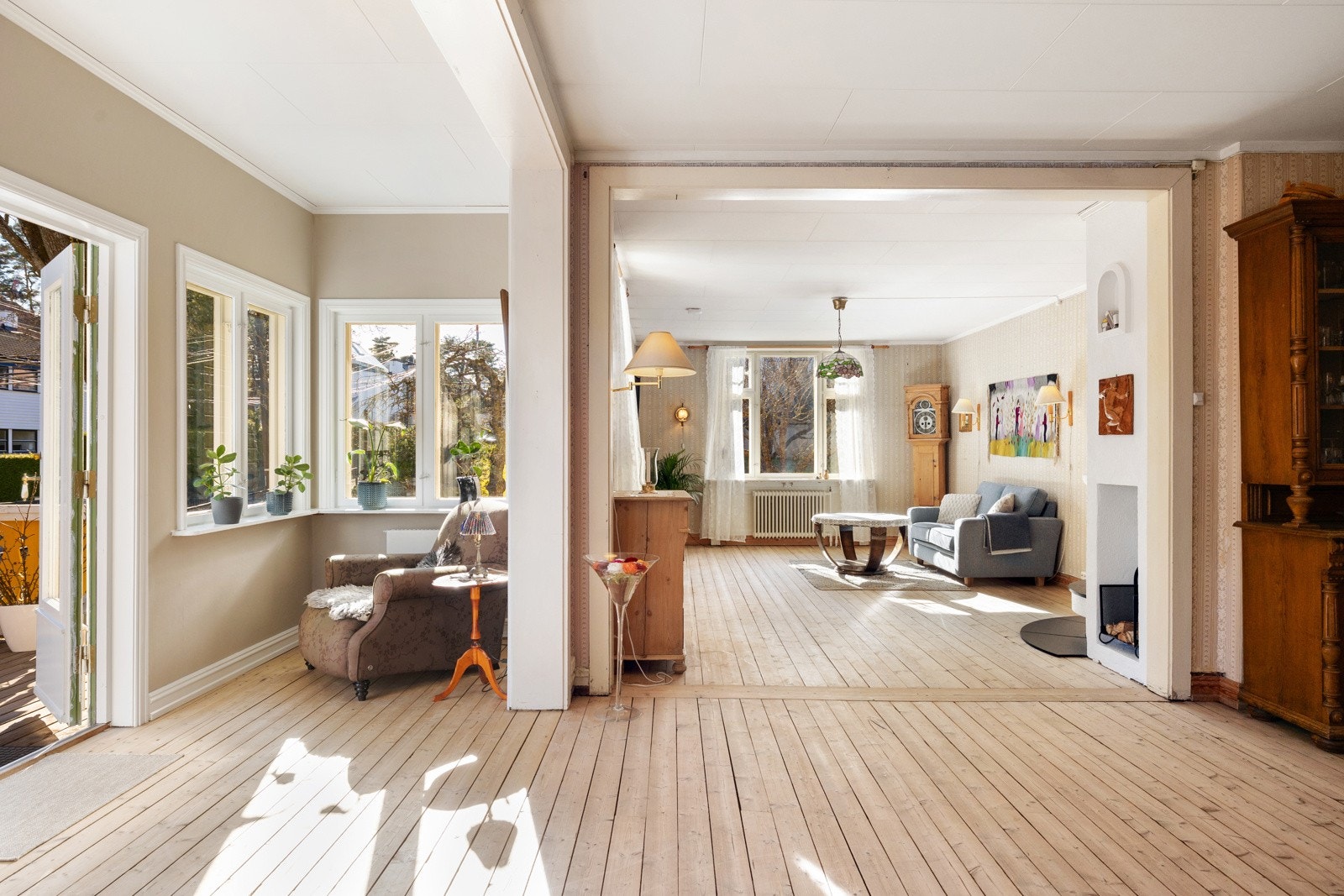 I første etasje er det en sommerstue med tofløyet dør ut til en sydvendt terrasse, beliggende i åpen løsning med stuen og spisestuen. Galleribilde