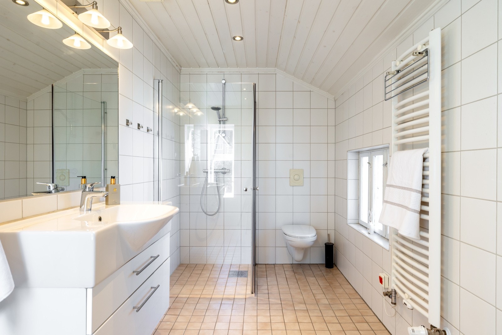 Videre har badet blant annet varmekabler i gulv, downlights og elektrisk avtrekksvifte. Galleribilde