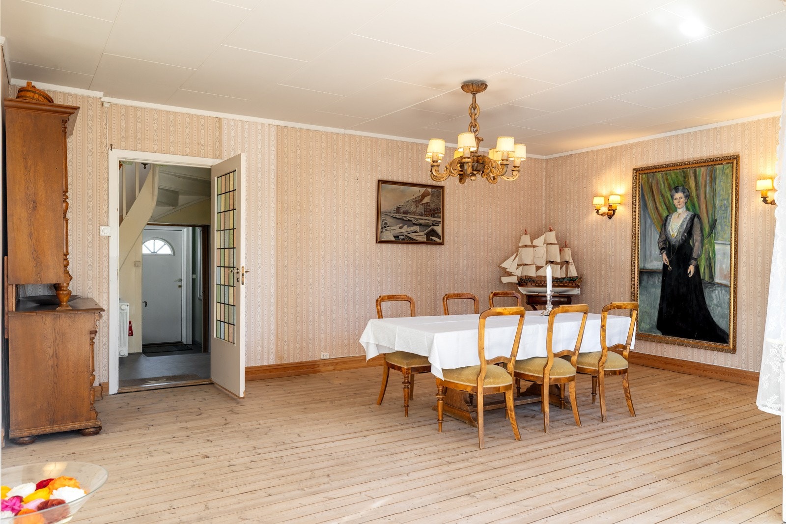 Her møter du en bolig med særpreg og en god atmosfære, med et sjarmerende utgangspunkt for å skape ditt drømmehjem. Galleribilde