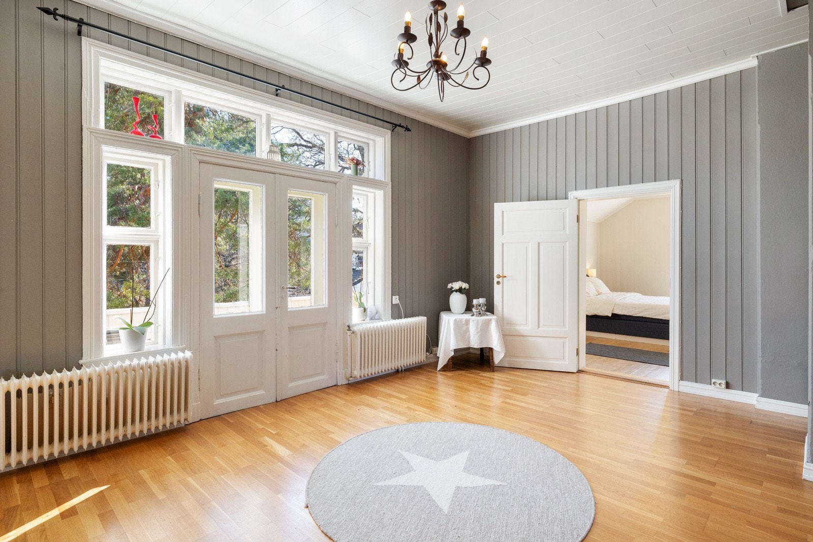 Radiatorene har vannbåren varme fra jordvarmeanlegg med energibrønn og vann til vann varmepumpe, som ble installert i 2008. Galleribilde