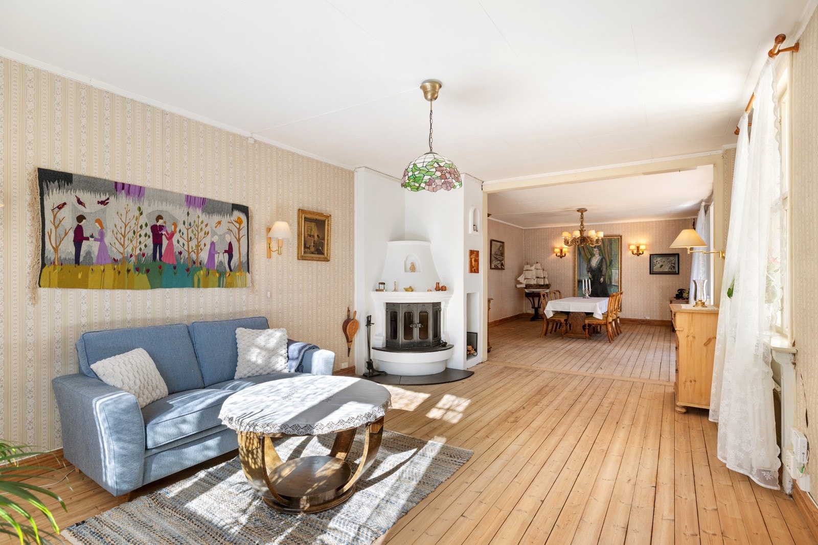 Ifølge selger ble himlingen i stuen senket mellom 70- og 80-tallet, slik at det kan være mulig å heve himlingshøyden noe hvis man ønsker. Selger er ikke kjent med hva opprinnelig himlingshøyde var. Galleribilde