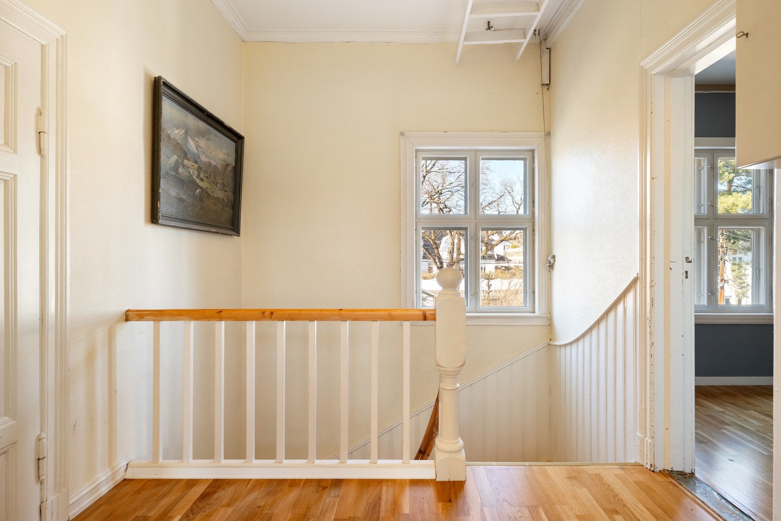 Boligens andre etasje byr på en romslig stue med utgang til balkong, kjøkken, tre soverom og et bad/wc. Galleribilde