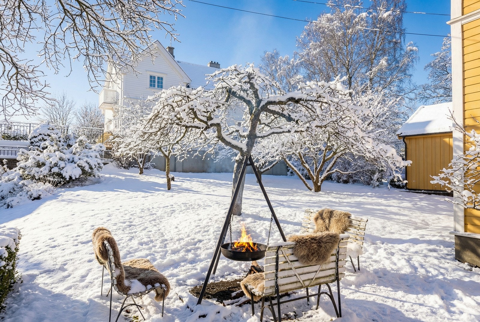 Hagen har flere solrike soner som omkranser huset og er naturlig oppdelt av støttemurer, hekker og trær. Uthuset er oppmålt til 23 kvm. Galleribilde